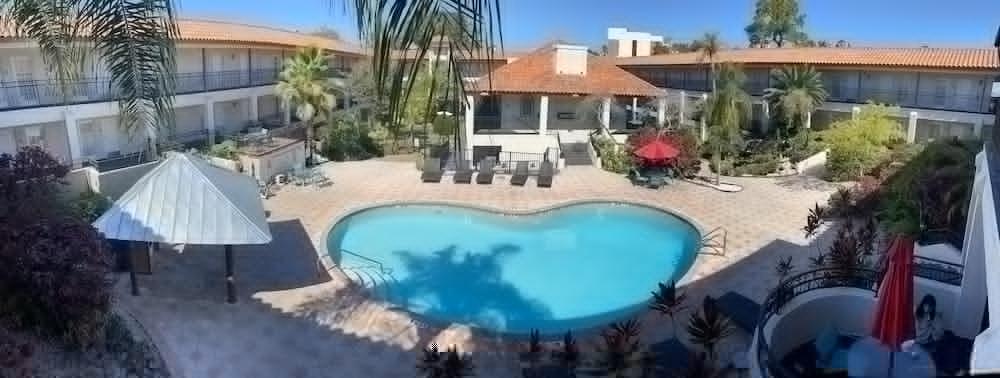 Hotel Red Roof & 3*